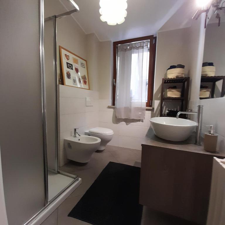 łazienka z 2 umywalkami, toaletą i prysznicem w obiekcie Appartamento Porta Maggiore w mieście Orvieto