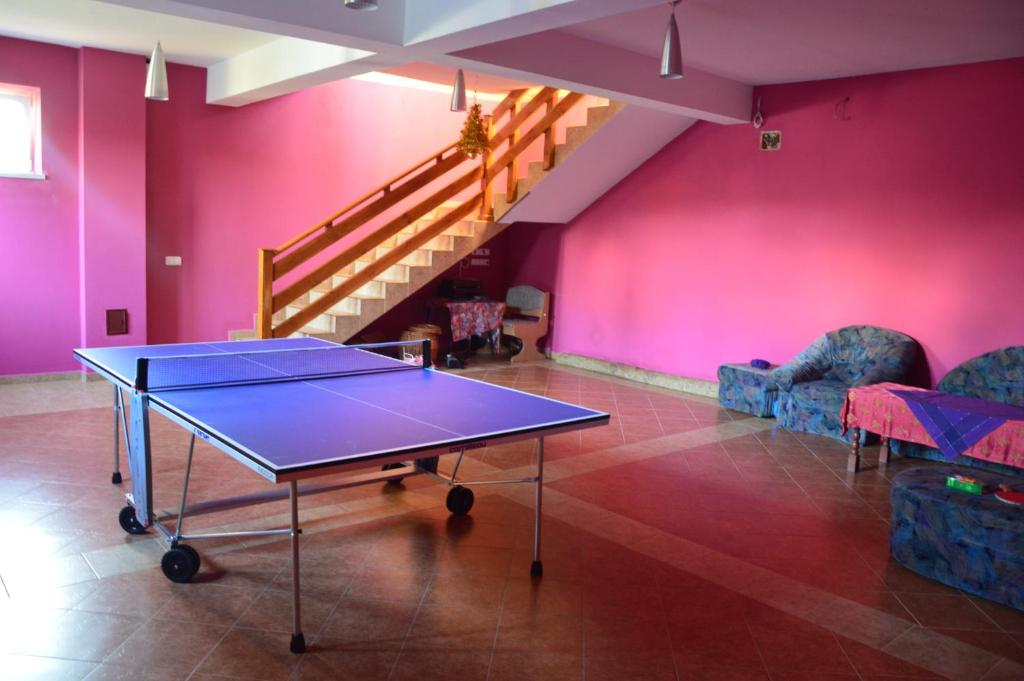 stół do ping ponga w pokoju z różowymi ścianami w obiekcie amel orawa w mieście Podwilk
