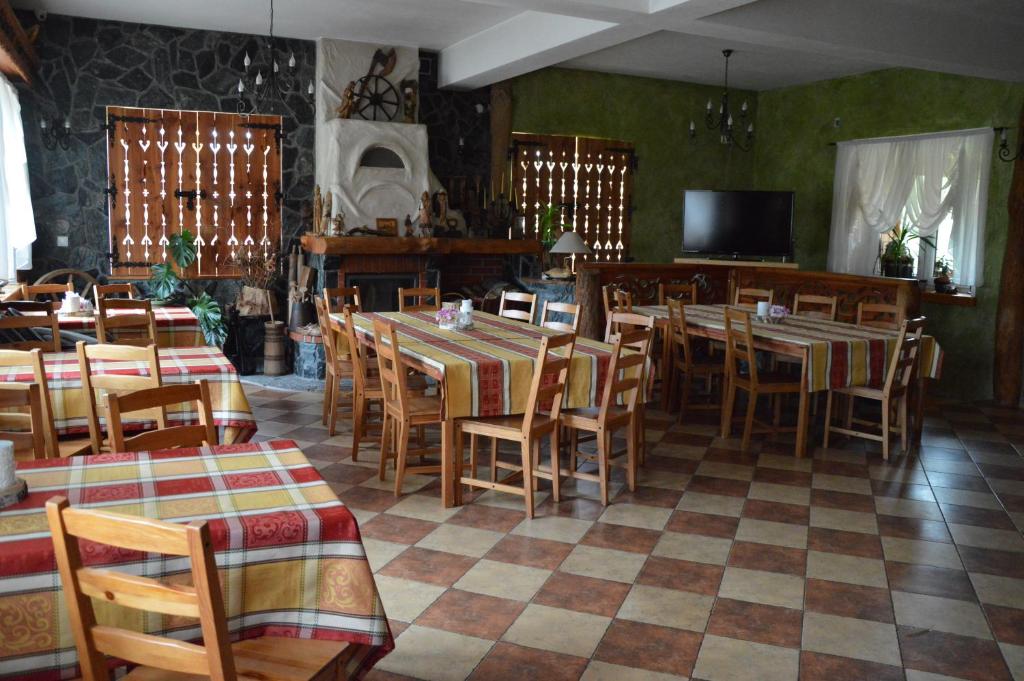 Restauracja lub miejsce do jedzenia w obiekcie amel orawa