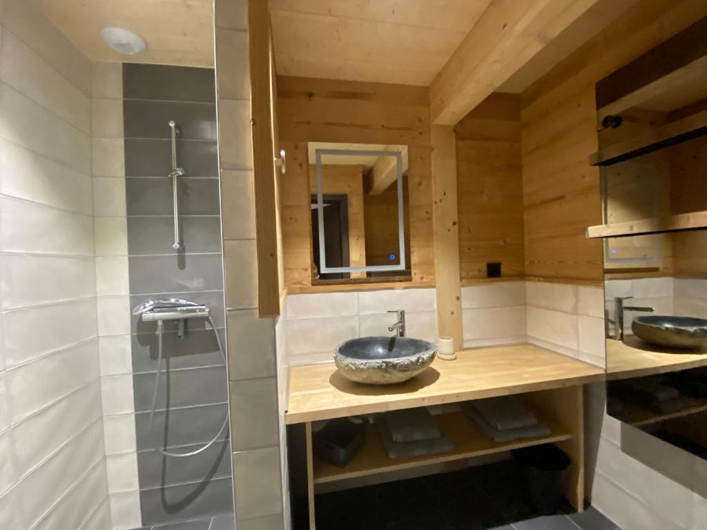 Un ba&ntilde;o de L&#39;ADRET DU TEMPS CHALET 10 PERSONNES 170m2