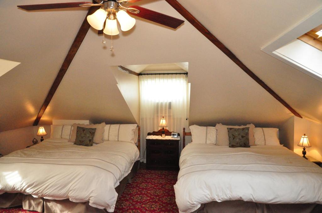 Postel nebo postele na pokoji v ubytování Brockamour Manor Bed and Breakfast