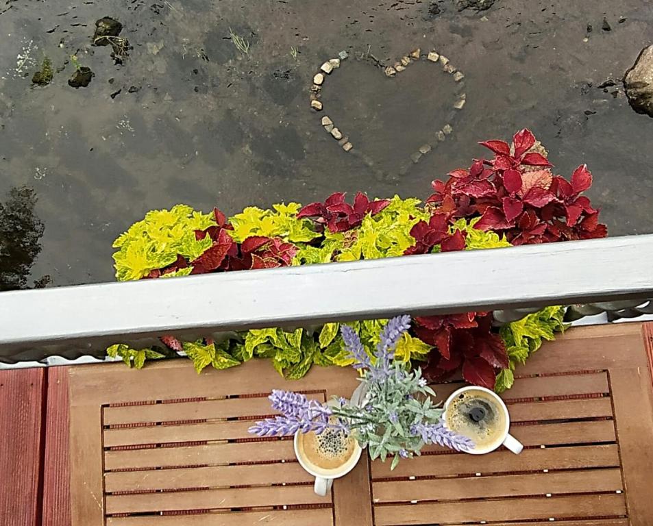 ein Herz auf einem Blumengestell auf einem Balkon in der Unterkunft 18steps in Loket