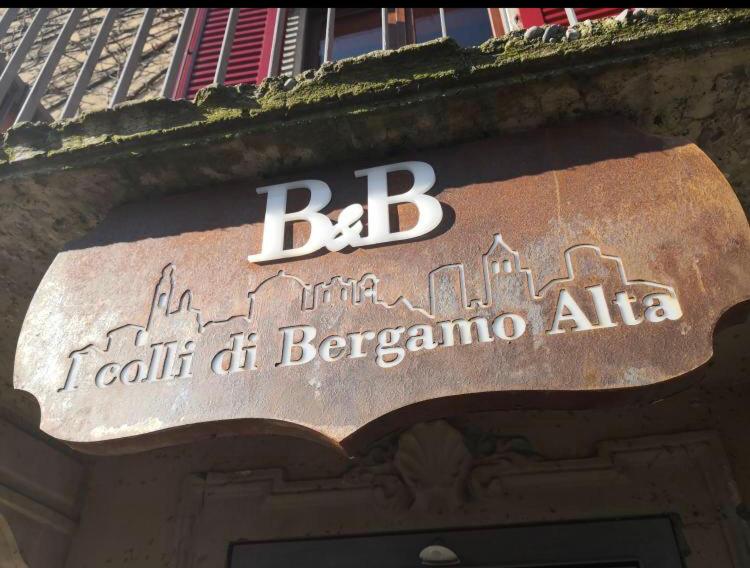 un cartello su un edificio con il nome di un edificio di B&B I COLLI DI BERGAMO ALTA a Bergamo