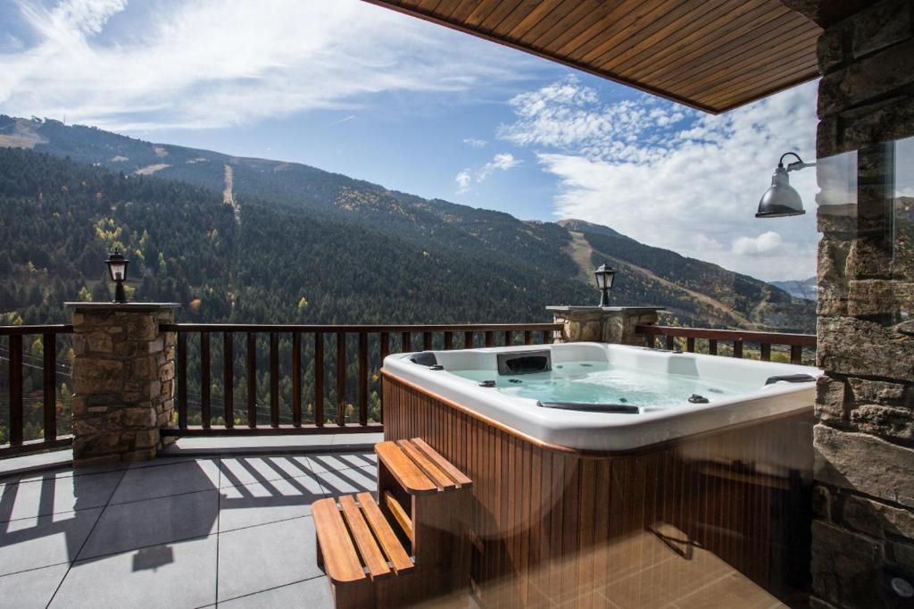 ソルデュにあるLuxury Alpine Residence with Hot Tub - By Ski Chalet Andorraの山の景色を望むバルコニー(ホットタブ付)