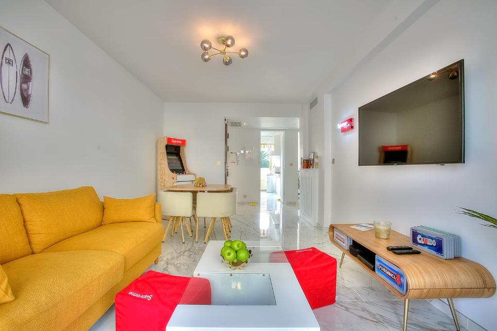TV/trung tâm giải trí tại Luxury 4 Stars Apartment with 2 Terraces, Cannes Croisette
