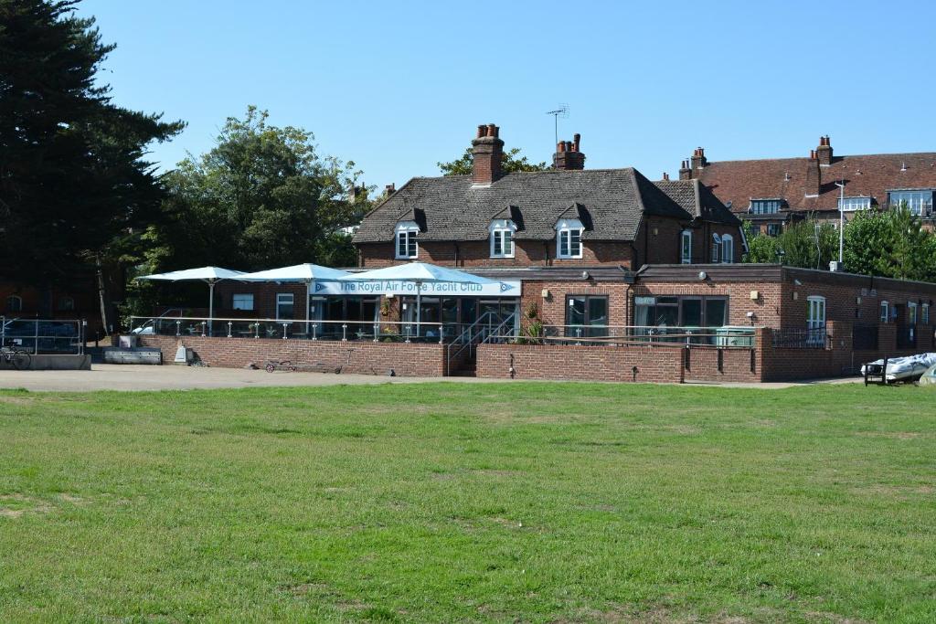 um edifício com um campo de relva à sua frente em Riverside House em Hamble