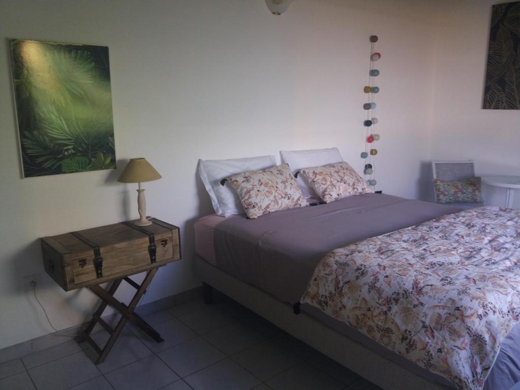 Postel nebo postele na pokoji v ubytování Chambre d'hôte et Loft dans maison de charme piscine à débordement La Villa Gialla