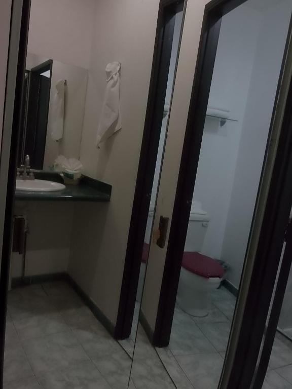 Koupelna v ubytování Hotel Raldos Inn