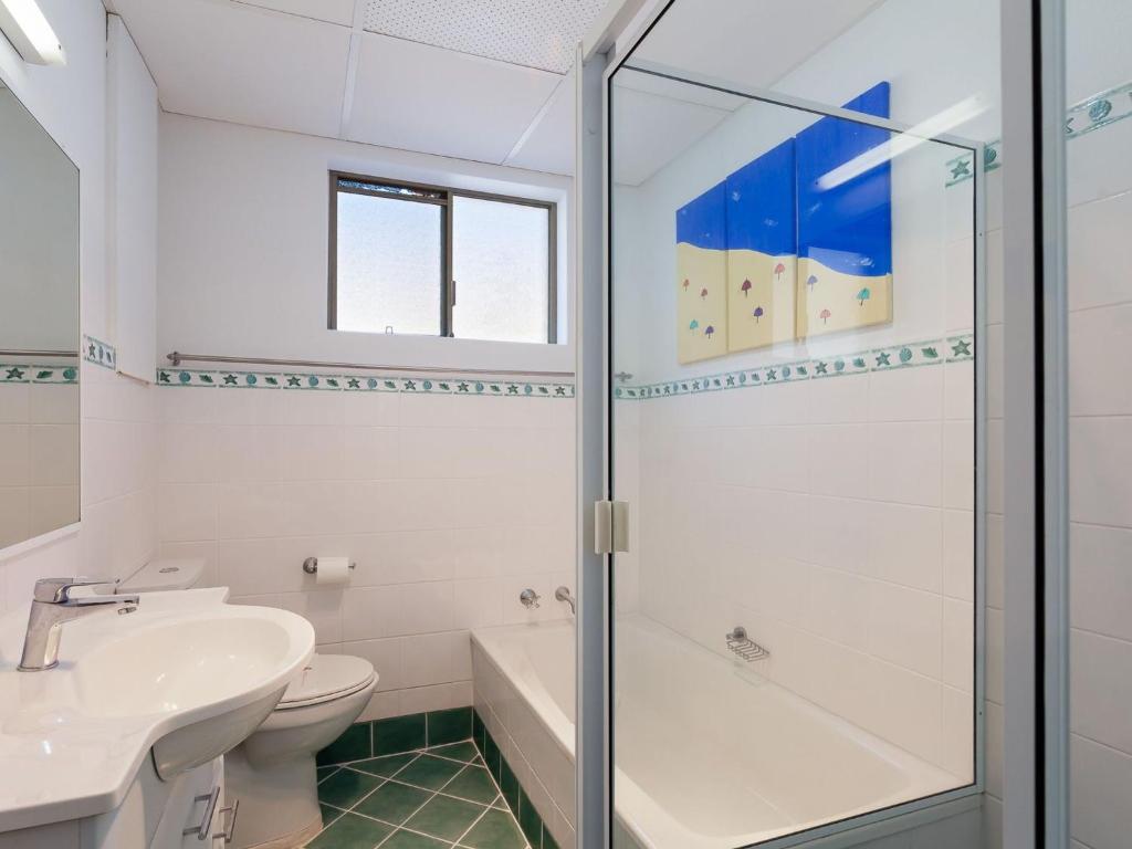 Koupelna v ubytování Kiah 8, 53 Victoria Parade - Stunning water views, Wifi & Air Con