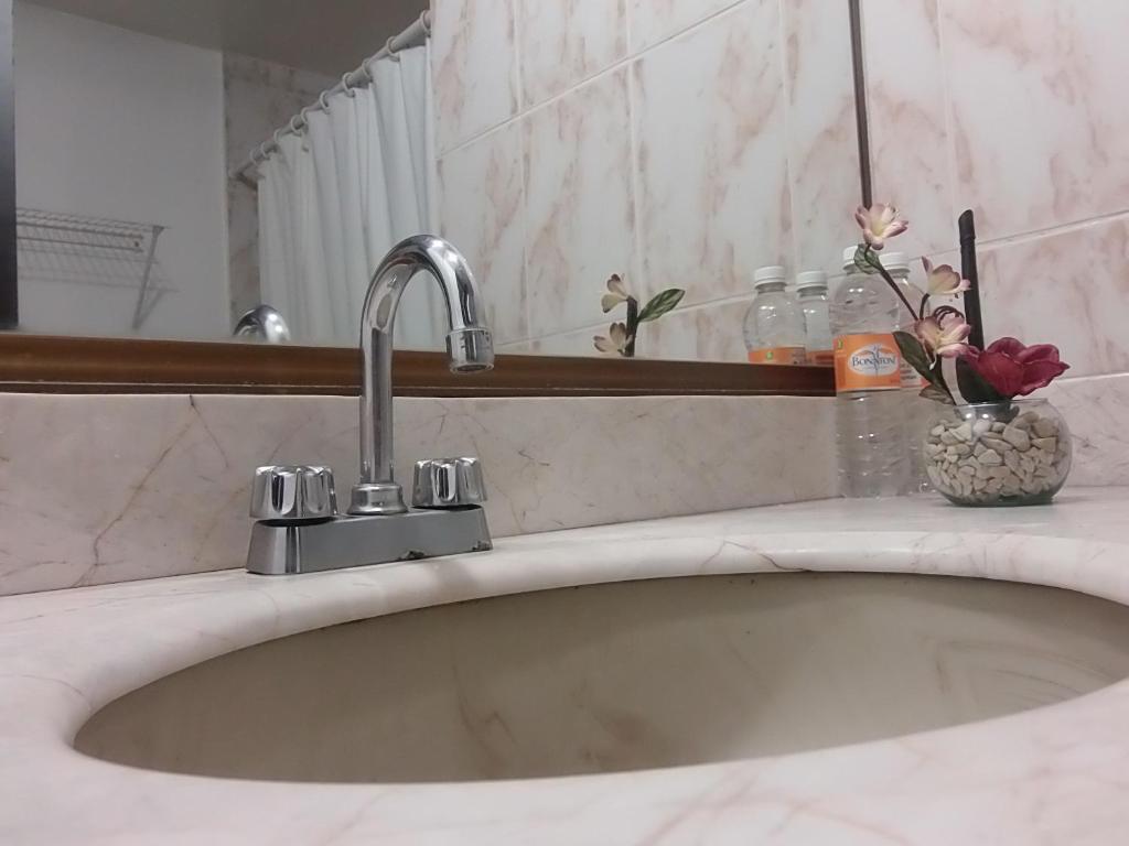 Koupelna v ubytování Hotel Raldos Inn