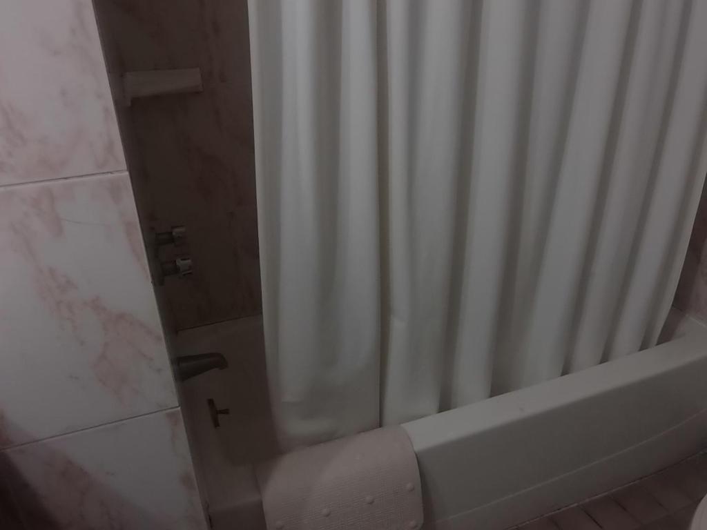 Koupelna v ubytování Hotel Raldos Inn