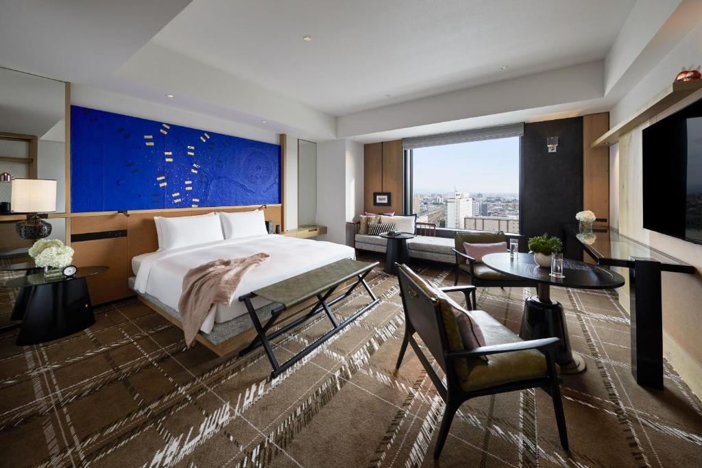 Postel nebo postele na pokoji v ubytování Hyatt Centric Kanazawa