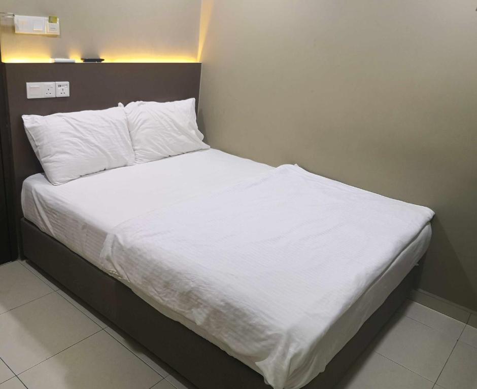 Postel nebo postele na pokoji v ubytování Tropika Garden Hotel Kulai