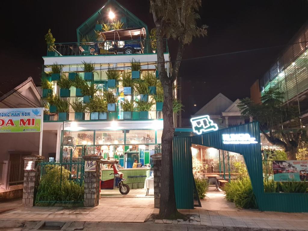 Tòa nhà nơi khách sạn tọa lạc