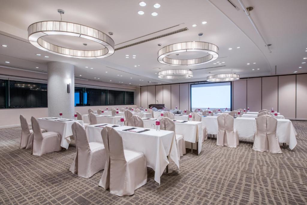 a conference room with white tables and chairs at ANA Crowne Plaza Kanazawa by IHG in Kanazawa
