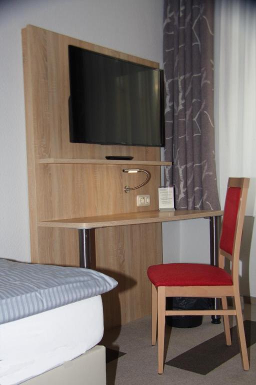 TV a/nebo společenská místnost v ubytování Stichwehs Hotel am Bahnhof