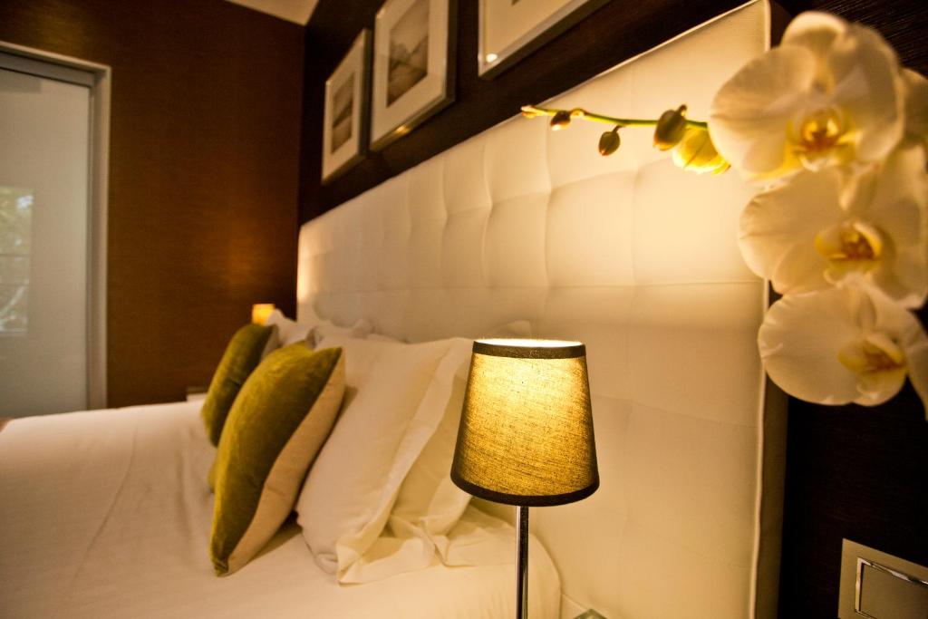 Postel nebo postele na pokoji v ubytování Hotel des Arceaux