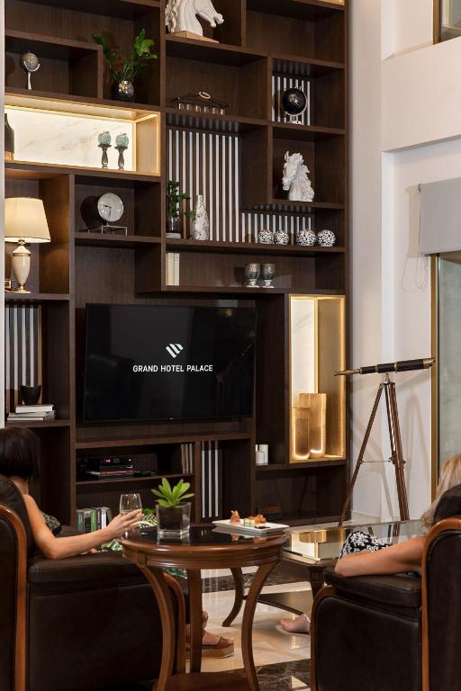 Televízia a/alebo spoločenská miestnosť v ubytovaní Grand Hotel Palace