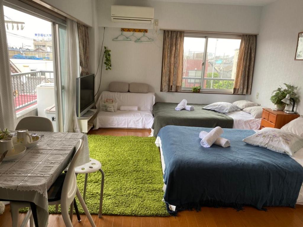 1 dormitorio con 2 camas y sala de estar en Takemura Building 305, en Tokio