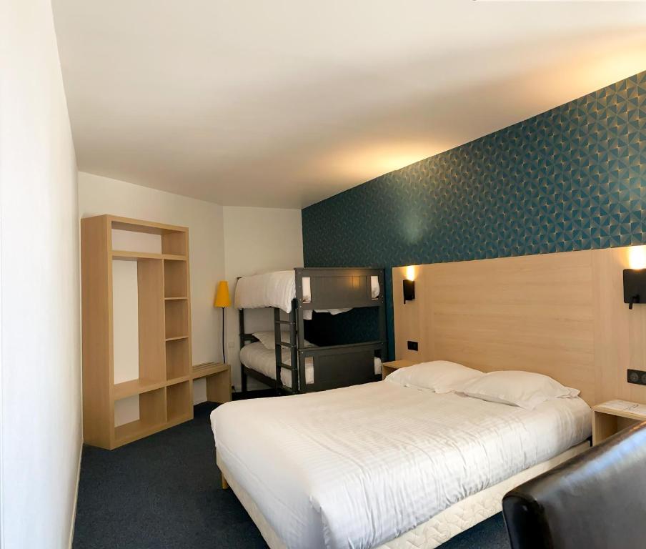 Postel nebo postele na pokoji v ubytování Cit'Hotel LA PYRAMIDE