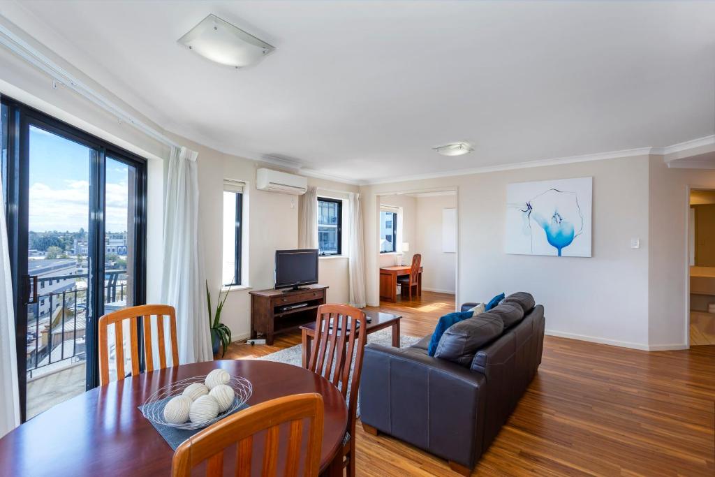 un soggiorno con divano e tavolo di Perth West End Apartment 406 a Perth