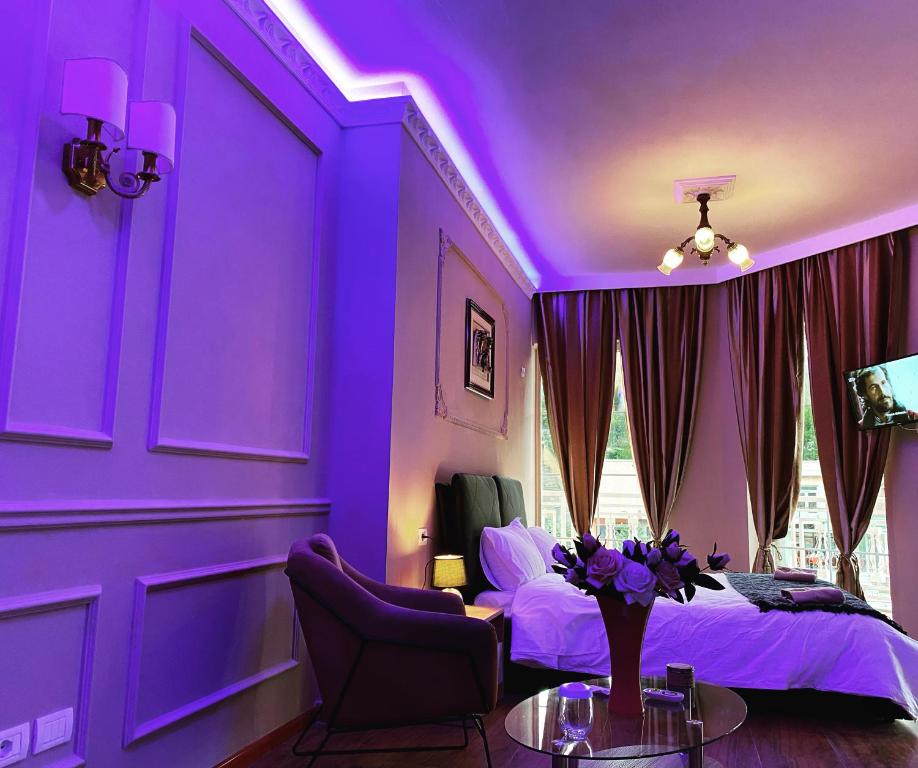 TV a/nebo společenská místnost v ubytování Hotel Internacional Gym & Spa Fushe-Arrez