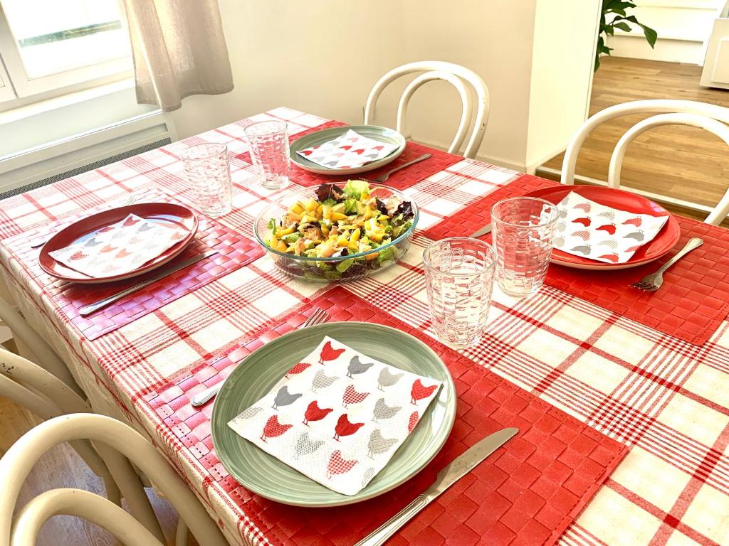 a table with a red and white checkered table cloth at Central Narbonne with rooftop terrace in Narbonne