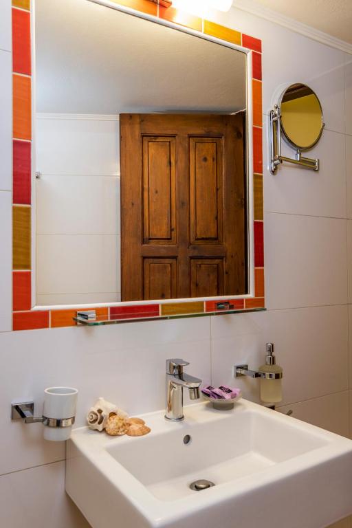 Koupelna v ubytování Aris Boutique Hotel