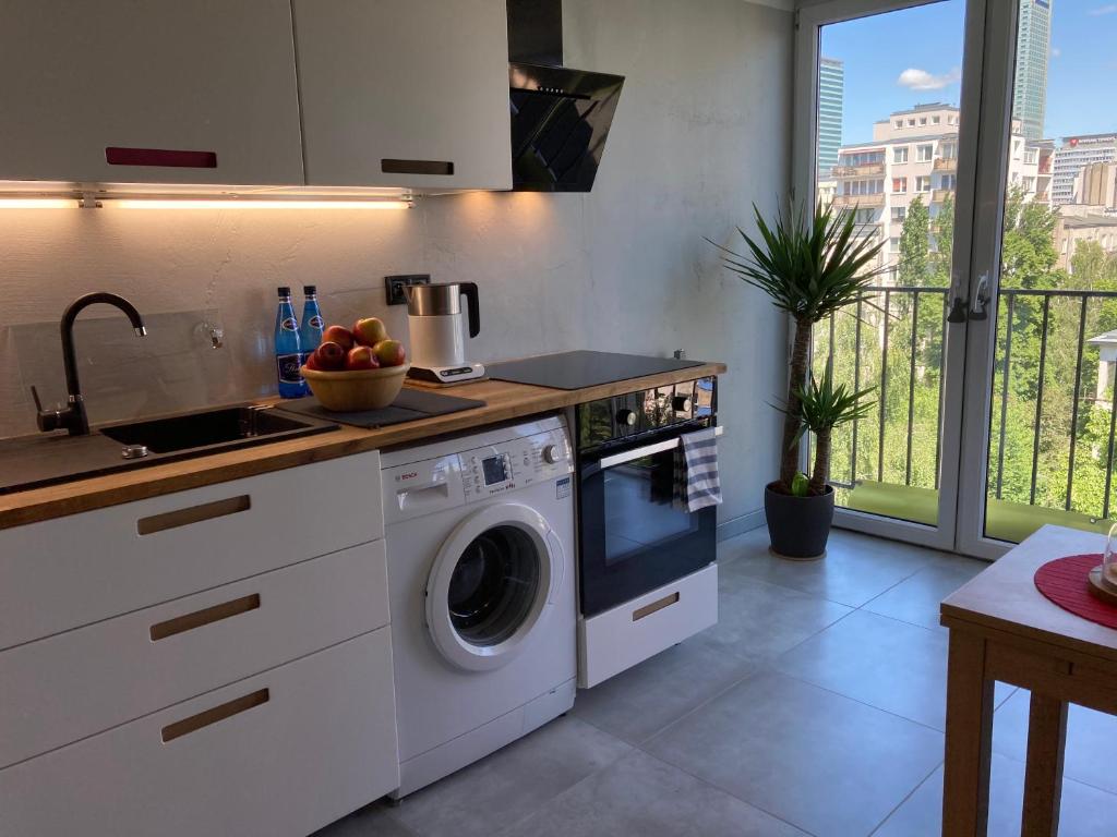 Kuchyňa alebo kuchynka v ubytovaní CENTRUM PANORAMA STUDIO Złota 81 Street Warsaw by Gi4