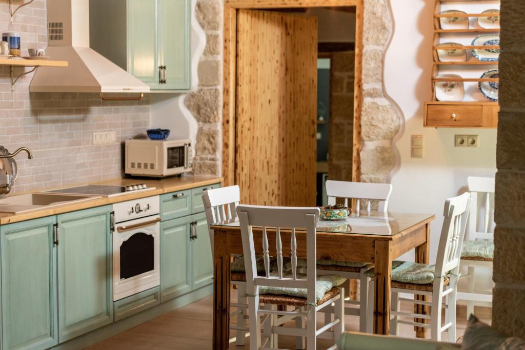 Kuchyň nebo kuchyňský kout v ubytování Joakim's Villa