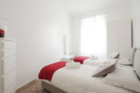 A bed or beds in a room at Al Portico d'Ottavia