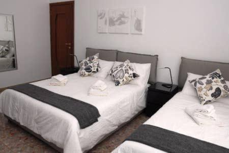 A bed or beds in a room at Al Portico d'Ottavia
