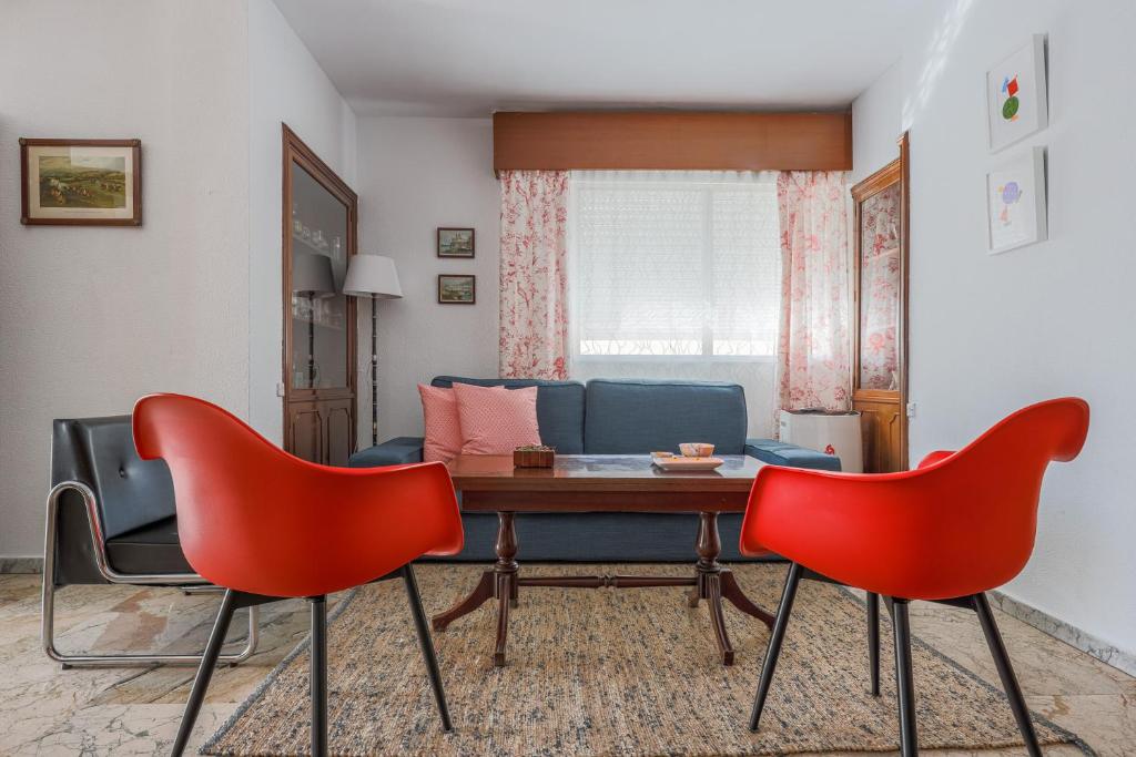 セビリアにあるPuerta de Carmonaのリビングルーム(青いソファ、赤い椅子付)