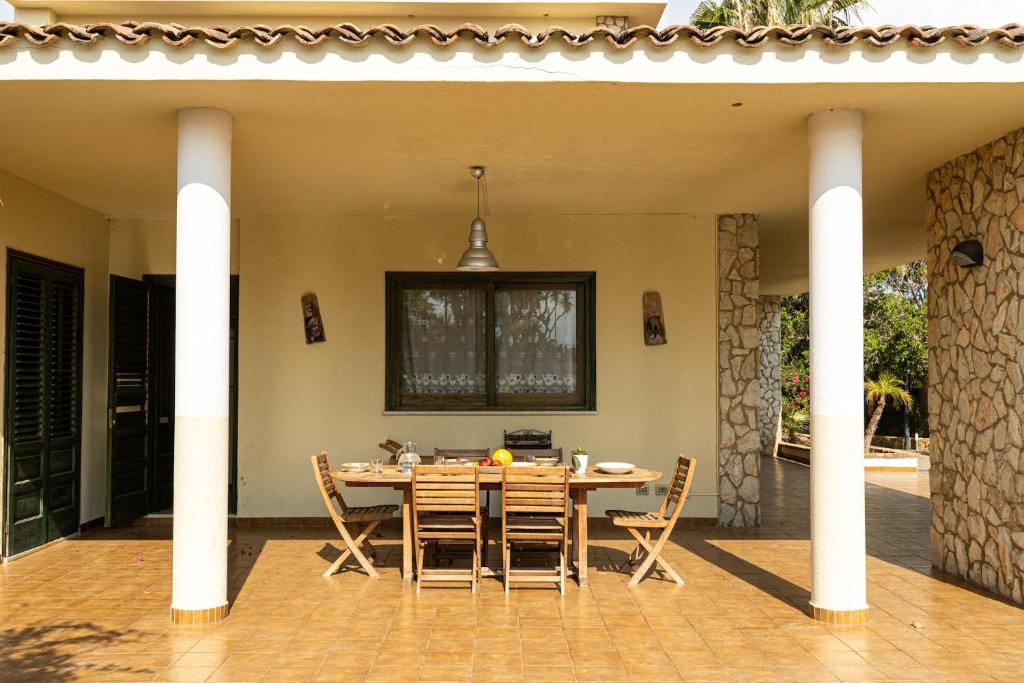 Patio lub wspólna przestrzeń na świeżym powietrzu w obiekcie Solemar Sicilia - Villa Anastasia