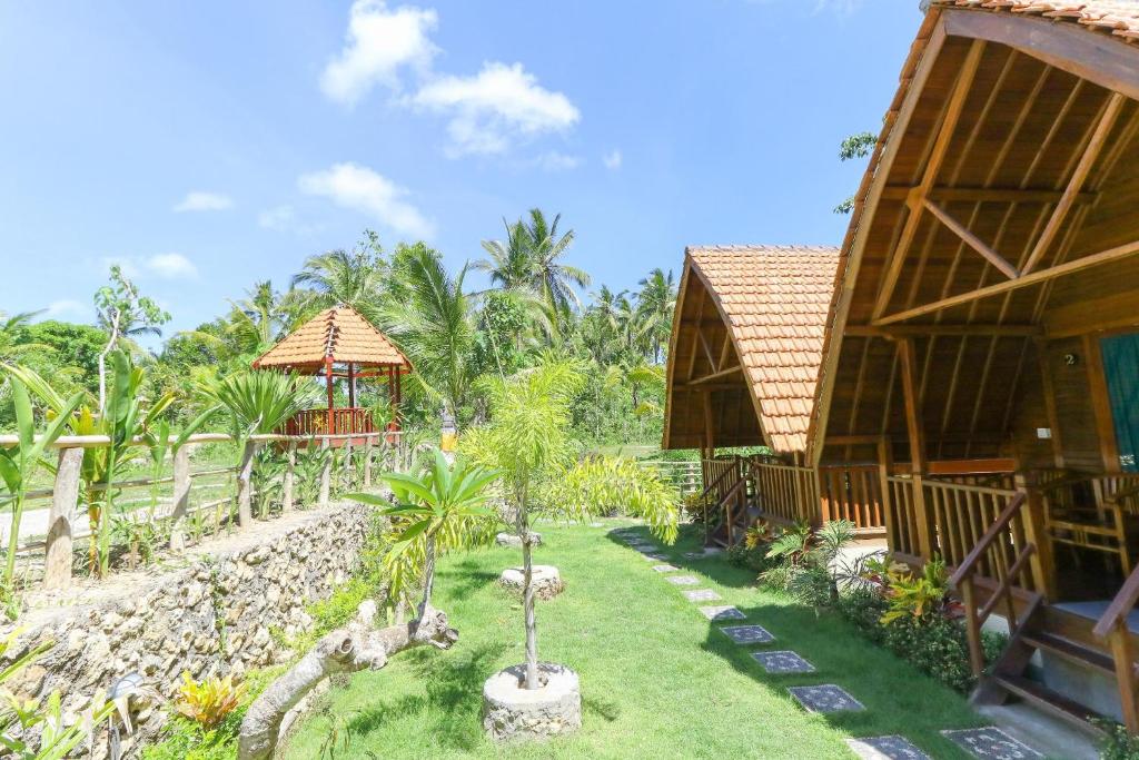 uma vista para um resort com um jardim em Nyuh Gading Bungalow Nusa Penida em Nusa Penida