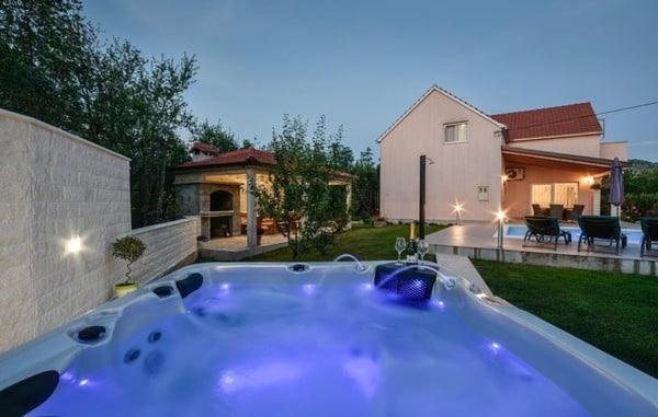 Bazén v ubytovaní Villa Radosevic near Split, heated pool alebo v jeho blízkosti