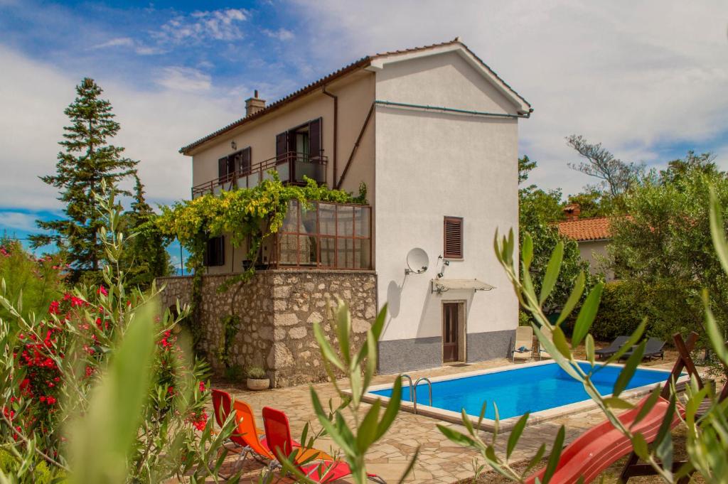 Villa con piscina frente a una casa en Traditional mediterranean villa en Gabonjin