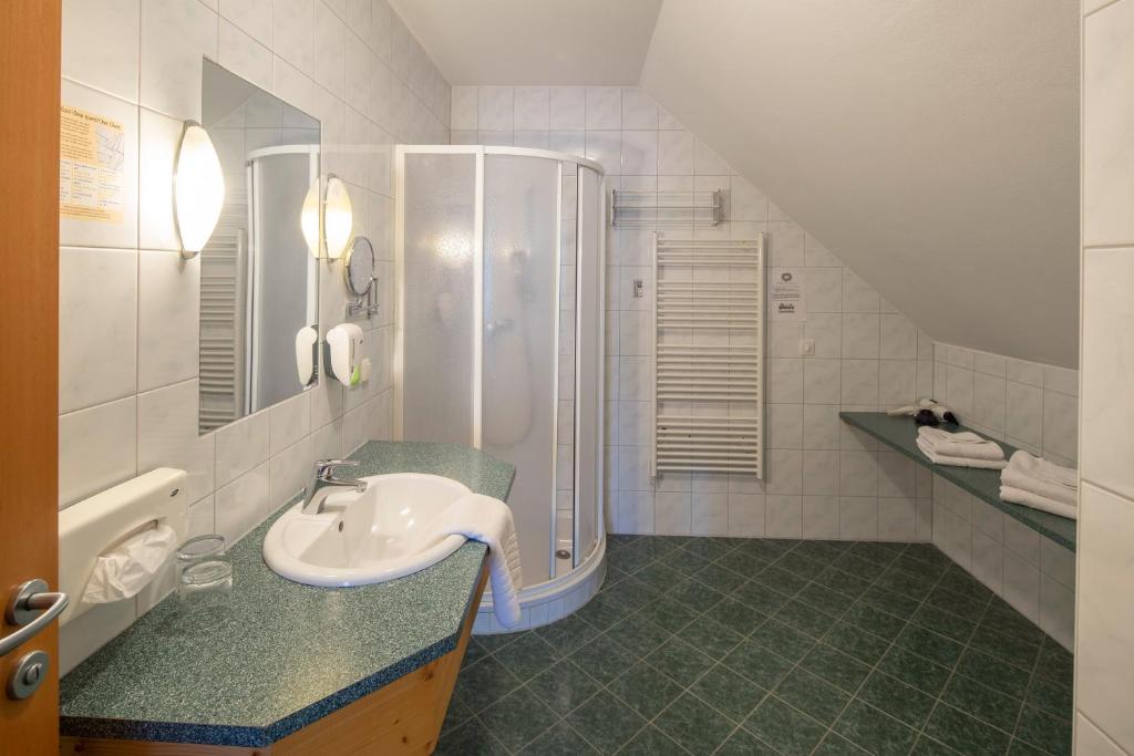 Koupelna v ubytování Hotel Garni Oasis Loipersdorf