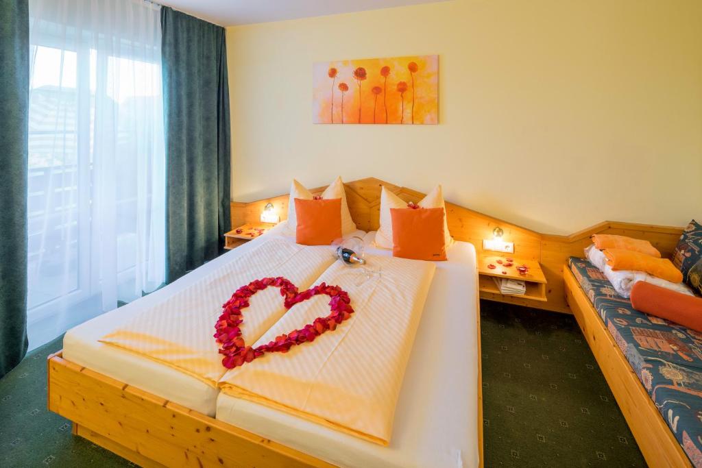 Postel nebo postele na pokoji v ubytování Hotel Garni Oasis Loipersdorf