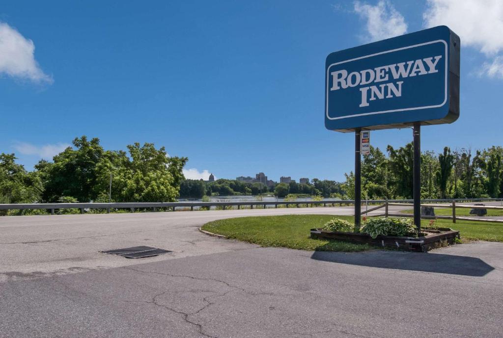 a road way inn sign on the side of a road at Rodeway Inn Wormleysburg – Harrisburg in Harrisburg