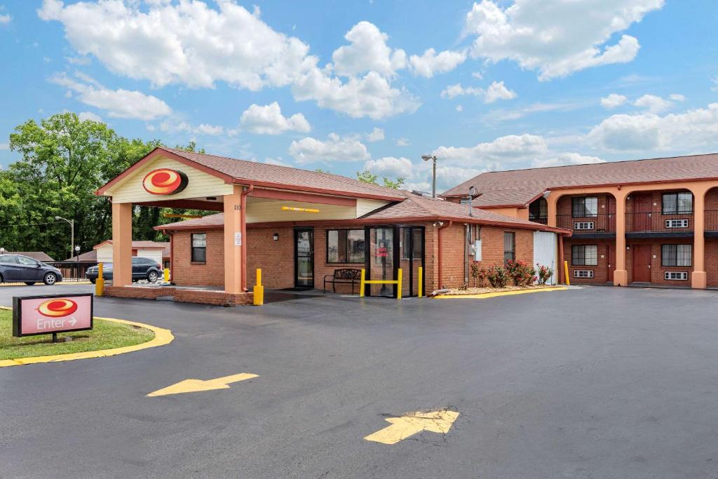 un edificio con un estacionamiento delante de él en Econo Lodge Nashville North - Opryland, en Nashville