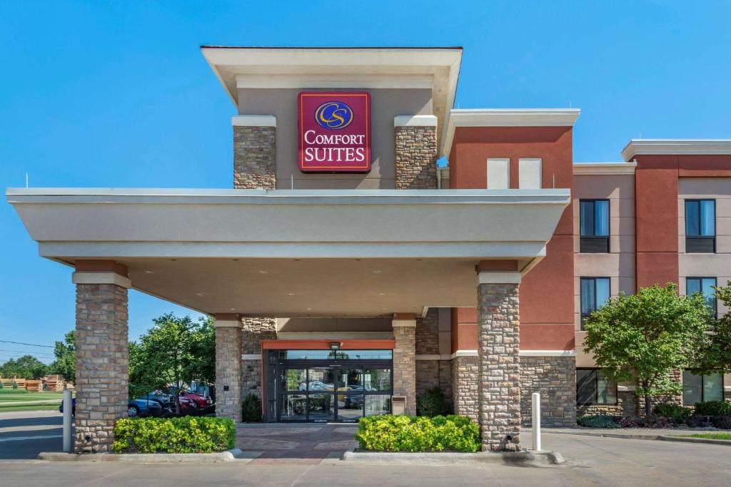 uma vista frontal de um hotel de suites comerciais em Comfort Suites Manhattan em Manhattan