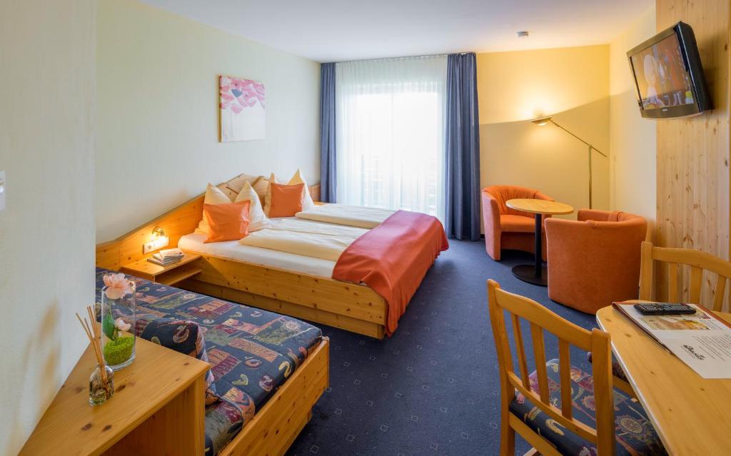 Postel nebo postele na pokoji v ubytování Hotel Garni Oasis Loipersdorf