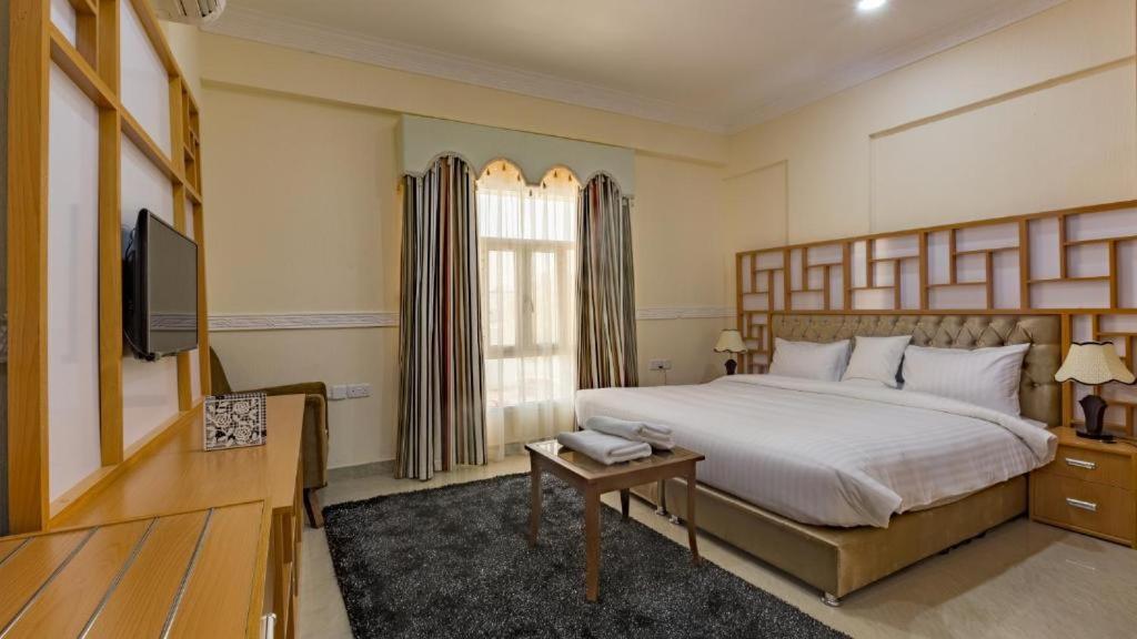 Una cama o camas en una habitación de Al-Saif Grand Hotel