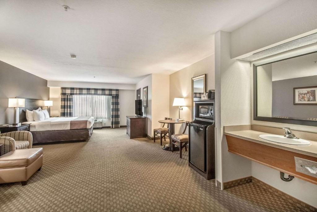 Quality Inn - Junior King Suite