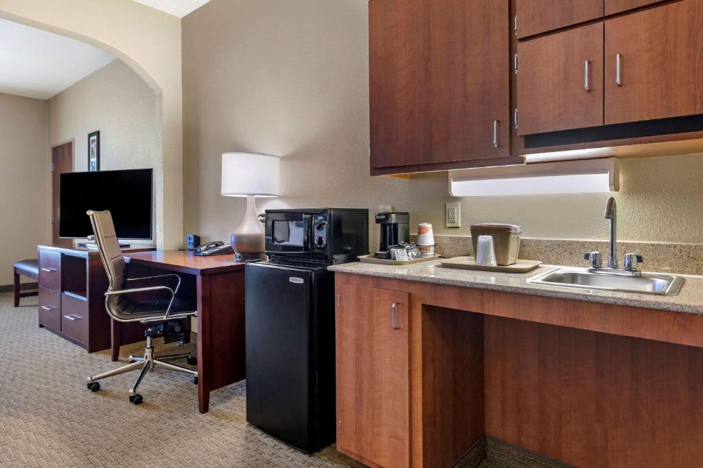 Comfort Suites Waco Near University Area photo