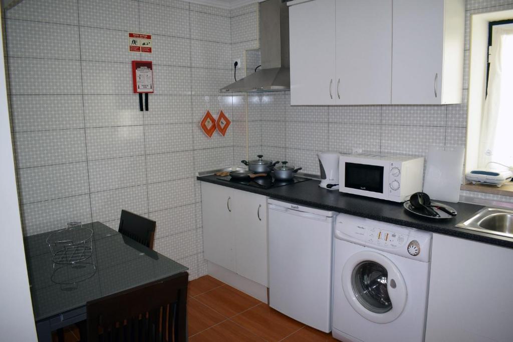 Kuchyň nebo kuchyňský kout v ubytování Residência Machado