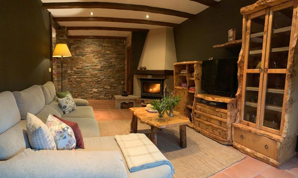 Posezení v ubytování Chalet Rural Toñita 400 m playa piscina barbacoa chimenea