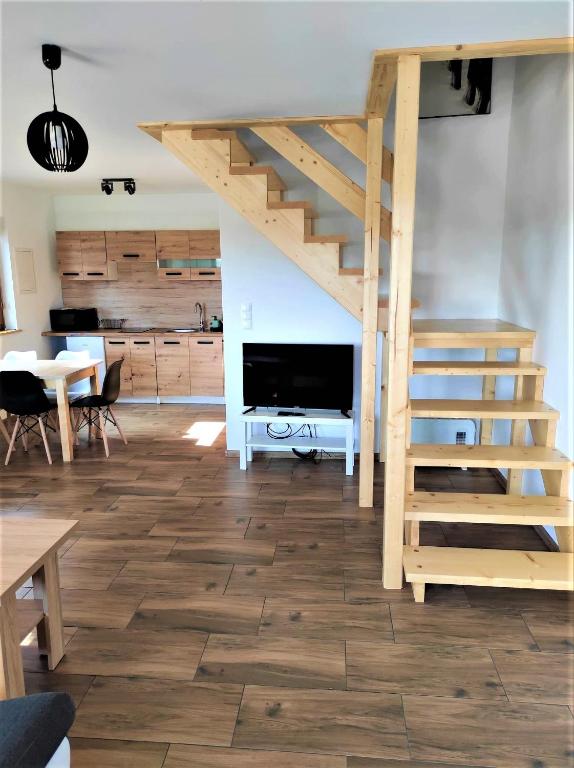 Televízia a/alebo spoločenská miestnosť v ubytovaní Happy Holiday domki Zator