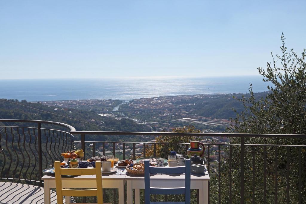 einen Tisch mit Essen auf dem Balkon in der Unterkunft CA' DA TOLLO in Cogorno